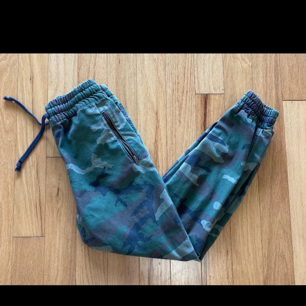 Aritzia camo joggers size small